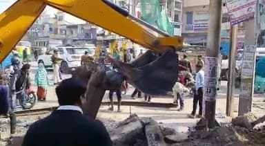 जहानाबाद: सड़क से अतिक्रमण हटाने को लेकर दूसरे दिन भी प्रशासन ने चलाया अभियान, अरवल मोड़ से लेकर फिदा हुसैन रोड तक हटाया कब्जा