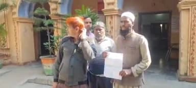 अमरोहा: शहर के मोहल्ला मंडी चौक में गंदगी से परेशान लोगों ने नगर पालिका में प्रदर्शन कर अधिशासी अधिकारी को सौंपा ज्ञापन