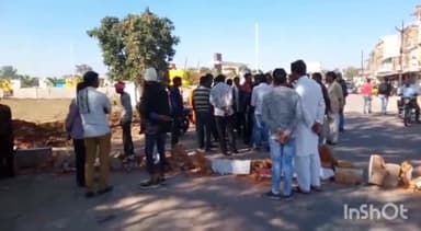 टीकमगढ़: मुखर्जी चौराहे पर मंदिर तोड़ने से नाराज स्थानीय लोगों ने लगाया जाम, मौके पर पहुंची पुलिस