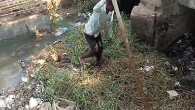 नौबतपुर: #नौबतपुर  सावरचक पंचायत के अकबरपुर गांव में नाहर उड़ाई का अधूरा काम ग्रामीण वासी खुद से ही कर रहे नाहर उड़ाही