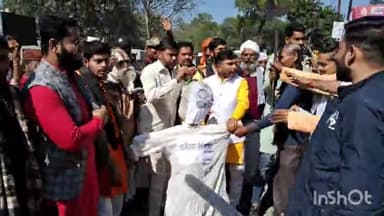 उरई: जिला परिषद पर स्वामी प्रसाद मौर्य के पुतले का साधु संतों ने किया दहन, विरोध प्रदर्शन भी किया