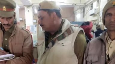 मिल्कीपुर: थाना कुमारगंज की पुलिस कस्बा स्थित बैंक ऑफ बड़ौदा समेत क्षेत्र के बैंक की शाखाओं में किया चेकिंग