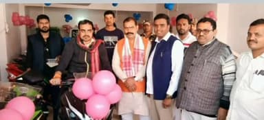 मेदिनीनगर (डालटनगंज): शहर के बैरिया चौक पर इलेक्ट्रिक स्कूटी शोरूम का विधायक आलोक चौरसिया ने किया उद्घाटन