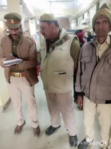 मिल्कीपुर: सुरक्षा व्यवस्था के मद्देनजर थाना कुमारगंज पुलिस ने क्षेत्र के बैंको में चेकिंग अभियान चला की संदिग्धों की तलाश।