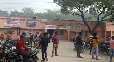 बिल्हौर: चौबेपुर के बेला रोड पर ई-रिक्शा व ओमनी कार में हुई टक्कर, एक दर्जन लोग हुए घायल, पुलिस ने कराया अस्पताल में भर्ती