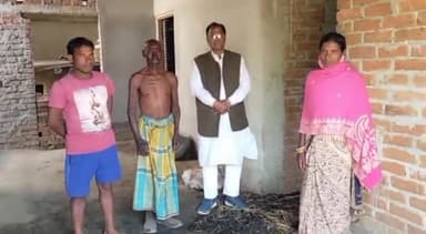 बरकट्ठा: चेचकप्पी में मृतक के परिजनों से मिले बरकट्ठा विधानसभा के पूर्व विधायक जानकी यादव