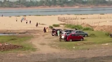 होशंगाबाद नगर: नर्मदा पुरम शहर के हर्बल पार्क घाट पर प्रतिबंध के बाद भी किया जा रहा स्नान, हुई थी चार छात्राओं की डूबने से मौत