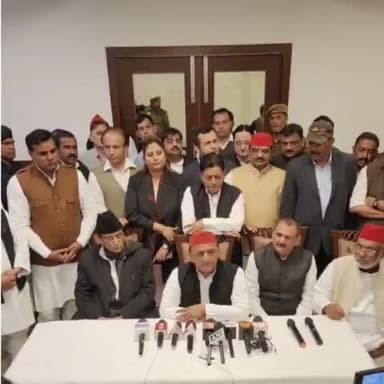 अखिलेश यादव को मुरादाबाद प्रशासन ने शनिवार को प्लेन लैंडिंग की परमिशन नहीं दी इस पर वह सड़क मार्ग से दोपहर मे पहुंचे