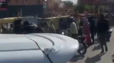 जोधपुर: 12 वीं रोड चौराहे पर युवकों के बीच हुआ जोरदार झगड़ा, मौजूद पुलिसकर्मियों ने किया मामला शांत,यातायात हुआ बाधित,