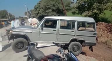 हातोद: ग्राम काला सुरा फाटे पर बाइक सवार को बचाने पर तूफान वाहन गड्ढे में गिरा