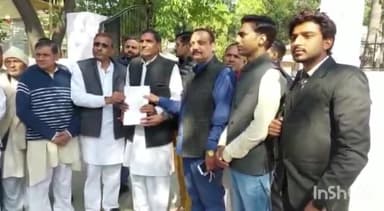 मुज़फ्फरनगर: जिला कलेक्ट्रेट पहुंचे अन्य पिछड़ा वर्ग से जुड़े लोगों ने आज ओबीसी की जनगणना कराए जाने की मांग को लेकर प्रदर्शन किया