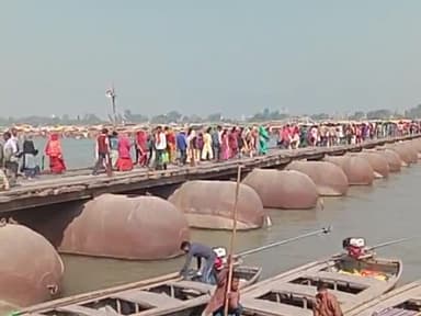 अमृतपुर: पांचाल घाट मेला रामनगरिया पेटून पुल पर सेल्फी खींच रहे युवक का मोबाइल गंगा में गिरा