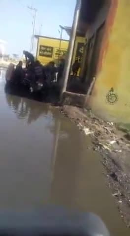 हापुड़: चैनापुरी फाटक के पास सड़क पर जलभराव में गड्ढे होने के कारण पलटा ई-रिक्शा, 3 सवारी मामूली रूप से घायल