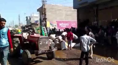 धौलपुर: राजाखेड़ा बायपास पर पलटी अनाज से भरी ट्रैक्टर-ट्रॉली