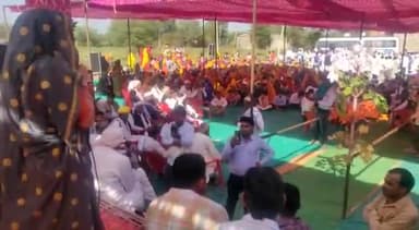 #टोडाभीम के #पहाड़ी गांव में आयोजित #कन्हैया_दंगल में शिरकत की। कन्हैया गायन हमारी सालों से चली आ रही परम्परा हैं जिसमें सामाजिक एकता और भाईचारे झलकता हैं। गायन पार्टियों से नशा मुक्ति पर गायन बनाने की अपील की।