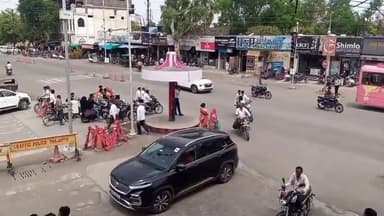 शाजापुर: जिला मुख्यालय में यातायात के नियम तोड़ने वाले वाहन चालकों के घर पहुंच रहे चालान