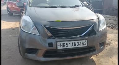 मेरठ: हापुड़ रोड पर रेड लाइट होने के कारण तीन कार आपस में टकराई, तीनों कार क्षतिग्रस्त; कार चालकों के बीच हुई मारपीट