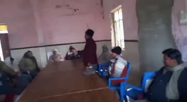 इकौना: गिलौला की ग्राम पंचायत की समीक्षा बैठक से नदारद 2 ग्राम विकास अधिकारियों का एक दिन का वेतन बाधित कर मांगा गया स्पष्टीकरण