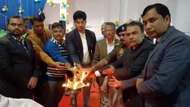 रॉबर्ट्सगंज: हरसेवा नंद कालेज में पुलिस अधीक्षक ने दिप प्रज्वलित कर यातायात माह का ,किया समापन।