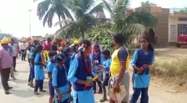 ಲಕ್ಷ್ಮೇಶ್ವರ: ಯಲ್ಲಾಪುರ ಗ್ರಾಮದ ಸರಕಾರಿ ಶಾಲೆಯಲ್ಲಿ ನಡೆದ ಕಲಿಕಾ ಹಬ್ಬ