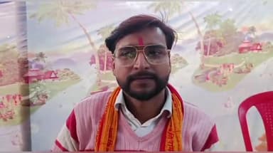 महमूदाबाद: सदरपुर कस्बे में स्वामी प्रसाद मौर्य के द्वारा की गई अभद्र टिप्पणी से नाराज़ सनातनियों ने पुतला फूंक कर जताया विरोध