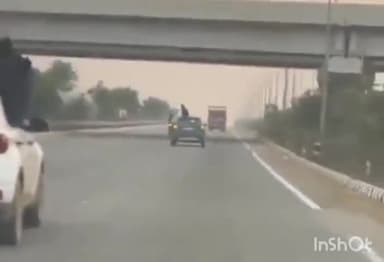 आगरा: इनर रिंग रोड पर चलती कार पर स्टंट करते हुए युवकों का वीडियो हुआ वायरल