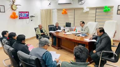 अमरोहा: DM ने आवारा छुट्टा पशुओं को लेकर कलेक्ट्रेट कार्यालय में अधिकारियों के साथ की बैठक, दिए जरूरी दिशा-निर्देश