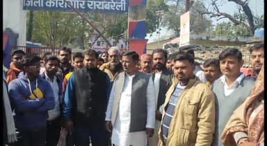 रायबरेली: जिला कारागार के बाहर सदर विधानसभा के प्रत्याशी RP यादव व 1 अन्य को जेल भेजे जाने को लेकर सपाइयों ने किया विरोध प्रदर्शन