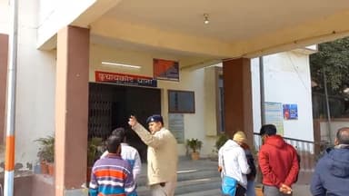 कुचायकोट: भठवा मोड़ के समीप से कुचायकोट पुलिस ने उत्तर प्रदेश निवासी एक व्यक्ति को शराब के नशे में किया गिरफ्तार