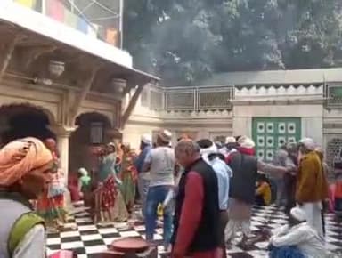 बहराइच: सैय्यद सालार मसऊद गाज़ी की दरगाह पर आयोजित 1020वें सालाना 6 दिवसीय उर्स में शिरकत करने के लिए जुट रही जायरीनों की भीड़