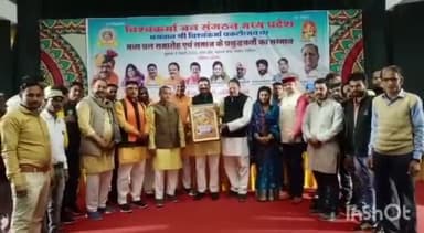 ग्वालियर गिर्द: भगवान विश्वकर्मा जयंती के मौके पर टाउन हॉल महाराज बाड़ा पर समाज के प्रबुद्ध जनों को किया गया सम्मानित