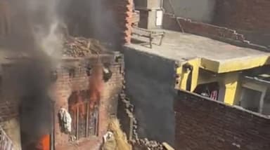 मेरठ: श्याम नगर में नशेड़ी बेटे ने पिता के मकान में लगाई आग, दमकल विभाग ने पाया आग पर काबू