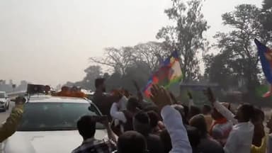 कोईलवर: भोजपुर में हत्या के मामले में जा रहे चिराग पासवान को कोईलवर नए सिक्स लाइन पुल के पास कार्यकर्ताओं ने किया भव्य स्वागत