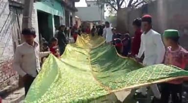 दातागंज: रमजानपुर में गूगेसाह की मजार पर चल रहे मेले में निकाली गई चादर, पूरे गांव में भ्रमण करने के बाद दरगाह पर होगी चादरपोशी