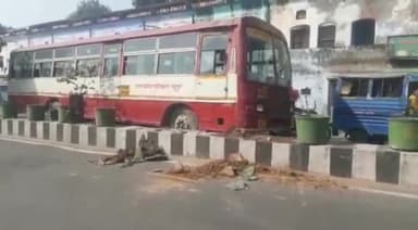 हरिद्वार: देवपुरा स्थित प्रेस क्लब के सामने रोडवेज बस ने डिवाइडर पर रखे गमलों में मारी टक्कर, टला बड़ा हादसा