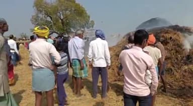 करपी: चैनपुर गांव निवासी प्रभु यादव एवं रामेश्वर यादव के खलिहान में लगी आग, धान का पूंज एवं पुआल जलकर हुआ राख