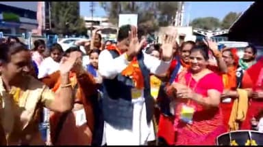 इंदौर: वार्ड 14 और 15 के 600 लोगों का जत्था विधायक संजय शुक्ला के साथ अयोध्या के लिए रेलवे स्टेशन से हुआ रवाना