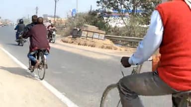 गरखा: छपरा-मुजफ्फरपुर NH-722 पर कमालपुर पेट्रोल पंप के पास बालू लदा ट्रेलर पलटा, कोई हताहत नहीं