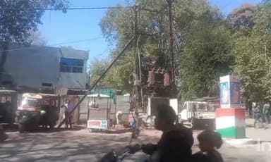 होशंगाबाद नगर: बिजली विभाग नर्मदापुरम में खंभों पर लगी DPO का बदला जा रहा आयल, हो रहा मेंटेनेंस