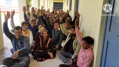 शिकोहाबाद: नारायण डिग्री कॉलेज में संविदा कर्मचारियों ने धरना दिया, छटनी करने व बाबू पर अभद्रता का लगाया आरोप