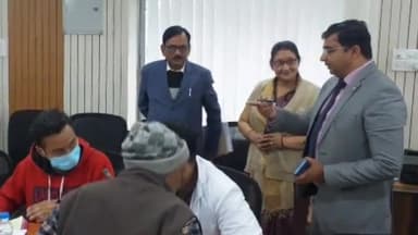 गौनहा: बेतिया समाहरणालय सभाकक्ष में लगाया गया विशेष चिकित्सा शिविर