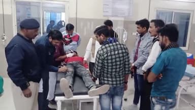 शाजापुर: रामपुरा गुर्जर के समीप सड़क हादसे में युवक हुआ घायल, ज़िला अस्पताल लेकर पहुंचे परिजन