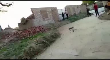 शिकोहाबाद: लभउआ गांव में दबंगों पर बाउंड्री वॉल का गेट तोड़कर सामान फेंकने का आरोप, पीड़ित ने पुलिस अधिकारियों से की शिकायत