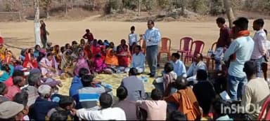 मेदिनीनगर (डालटनगंज): पलामू उपायुक्त के निर्देश पर जिला कृषि पदाधिकारी सहित अन्य पदाधिकारी पहुंचे कुंडिलपुर, ग्रामीणों को किया जागरूक