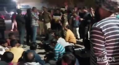 उरई: पानी की समस्या को लेकर मोहल्ले वासियों ने पीली कोठी के पास लगाया जाम, जल निगम पर लापरवाही का आरोप