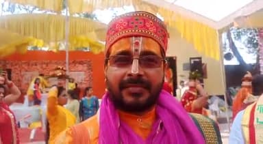 मऊ: हनुमान घाट पर लक्ष्मी नारायण मंदिर से निकाली गई कलश यात्रा पुजारी ने मीडिया को दी जानकारी