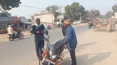 मऊ: बलिया मोड़ स्थित विभिन्न स्थलों पर चलाया गया चेकिंग अभियान के दौरान आज 152 वाहनों को काटा चालान यातायात प्रभारी