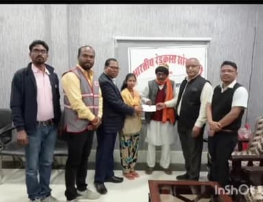 सूरजपुर: इंडियनरेडक्रॉस सोसाइटी के चेयरमैन आरकेओझा ने कैंसर से पीड़ित सूरजपुर निवासी व्यक्ति जगरनाथ ताम्रकार को आर्थिक सहायता राशि