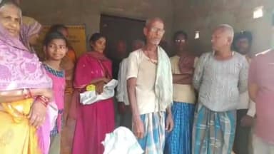 मधेपुरा: कम राशन देने पर पैक्स अध्यक्ष शंभू जयसवाल के खिलाफ मोहनपुर गांव में लाभार्थियों ने किया विरोध प्रदर्शन