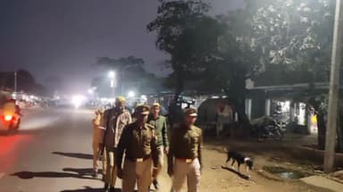 इकौना: सोनवा पुलिस ने भीड़भाड़ वाले स्थानों पर पैदल गश्त कर संदिग्ध व्यक्तियों और वाहनों को किया चेक